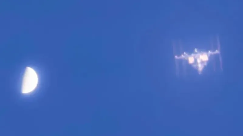 La ISS cruzaba el cielo a 27.000 km/h mientras Venus brillaba a 135 millones de kilómetros. Un fotógrafo calculó el segundo exacto para que ambos parecieran encontrarse a plena luz del día