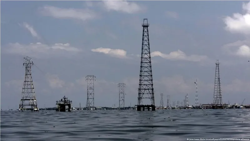 El Brent repunta mientras el WTI cae