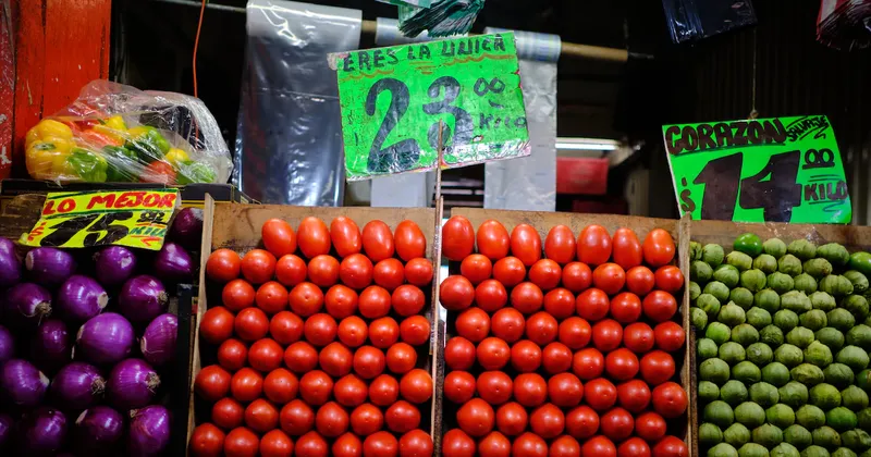 El jitomate, la cebolla y el regreso a clases suben la inflación en septiembre en México