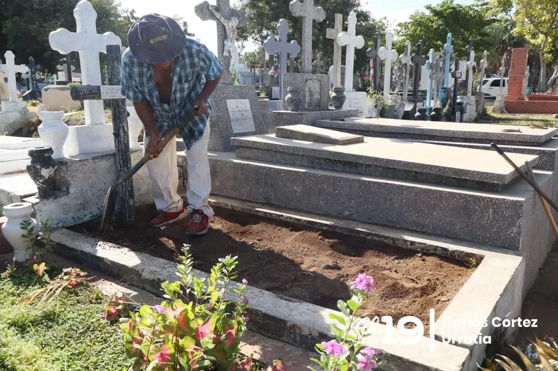 Emprendedores ofrecen sus servicios de mantenimiento de tumbas y arreglos florales
