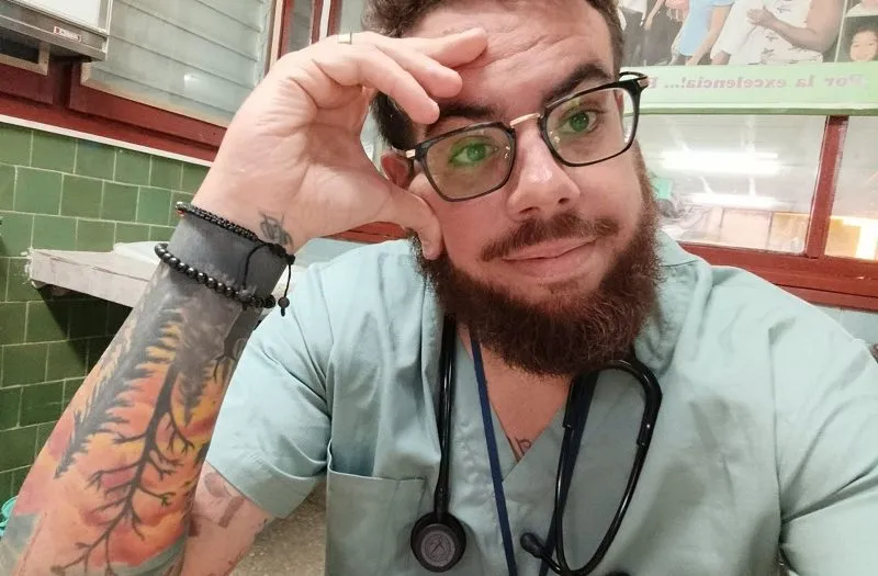 Cronista del cuerpo de guardia: Así es el pediatra cubano que triunfa en las redes
