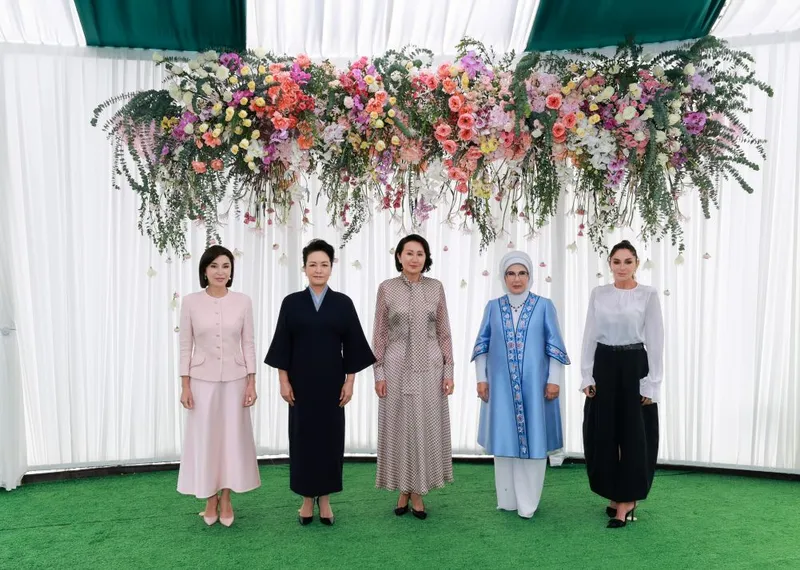 Peng Liyuan asiste a un evento para los cónyuges de los líderes durante la Cumbre de la OCS