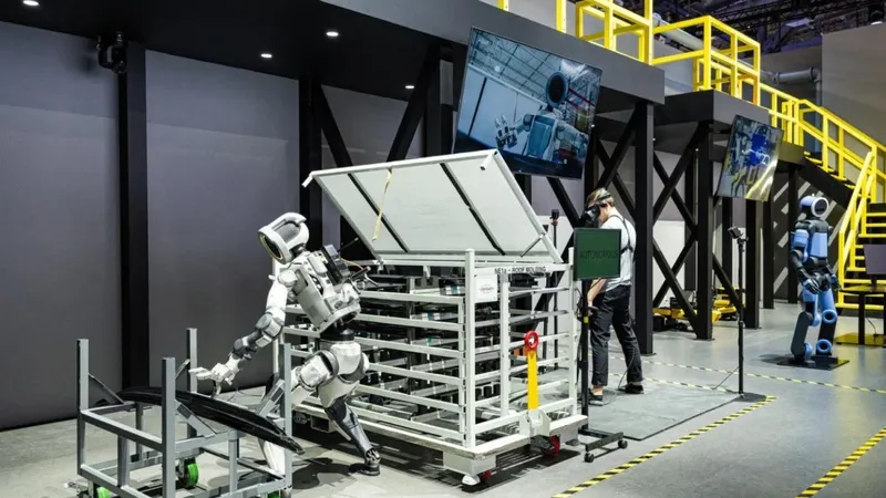 Atlas pasó años haciendo parkour y volteretas. Hyundai acaba de abrir una “escuela” para convertirlo en un obrero y quiere desplegar 25.000 robots en sus fábricas