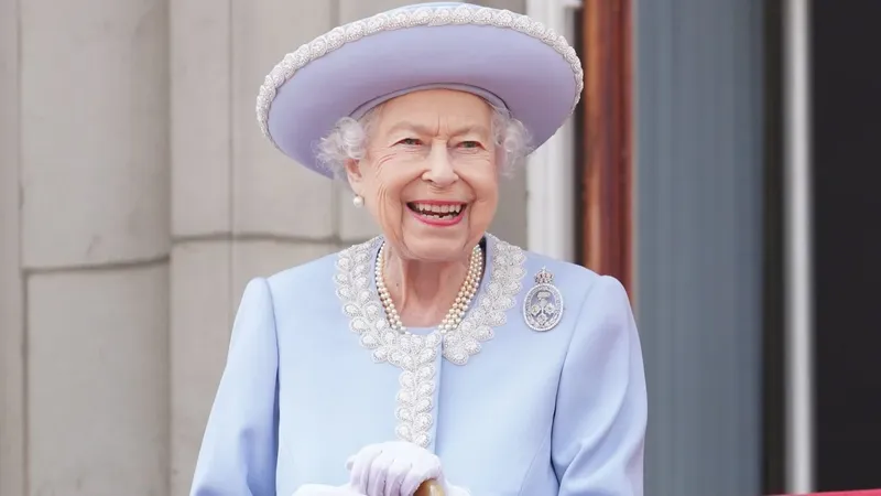 Las piezas más emblemáticas de la Reina Isabel II que forman parte de su exposición en el Palacio de Buckingham