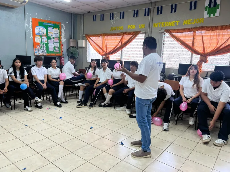 Estudiantes del colegio Edgar Arbizu fortalecen conocimientos sobre educación sexual