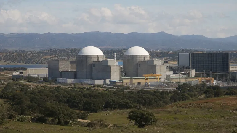 Almaraz se salva hasta 2030 y da aire a tres eléctricas