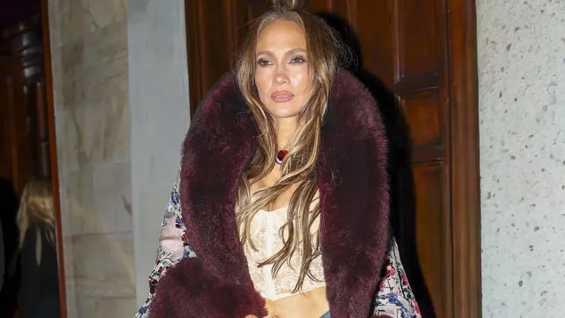 Jennifer López impacta con un 'look' boho ideal para llevar en otoño 2026