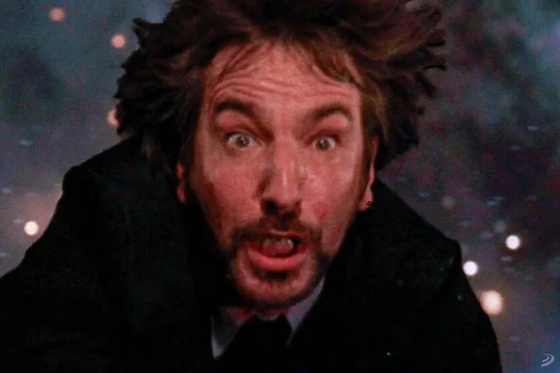 "Vete a la mierda, te pondrás lo que se te diga": Alan Rickman recuerda el choque que casi acaba con uno de los mejores villanos del cine de acción