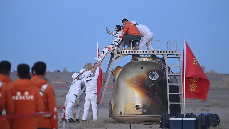 Los taikonautas de la Shenzhou-21 regresan a la Tierra después de una misión récord de 210 días