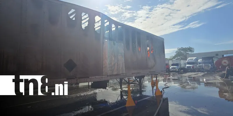 Incendio en contenedor dentro de empresa en Mateare deja fuertes daños materiales