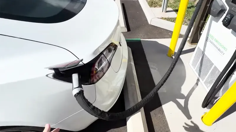 El precio del combustible se encarece y provoca un vuelco histórico en el mercado de ocasión: la demanda del coche eléctrico usado crece un 107%