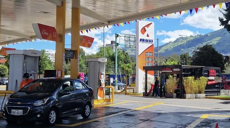 Un problema con pocas soluciones: ecuatorianos sufren el alza constante del costo de la gasolina