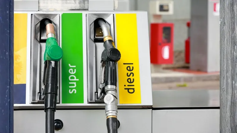 ¿Por qué la gasolina ha bajado 20 céntimos en un mes y el diésel no?