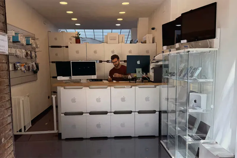 Juan Martín y Néstor Javier, del taller ReciclaTecnologia: "Reparamos los iPhone que hasta Apple da por muertos"
