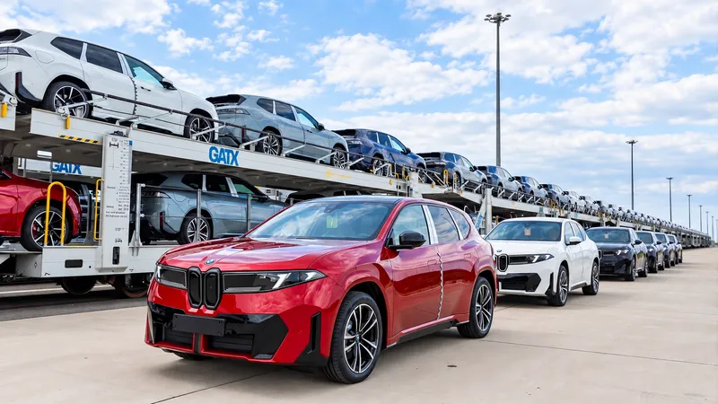 El BMW iX3 supera los 100.000 pedidos y obliga a su fábrica a producir 24 horas al día
