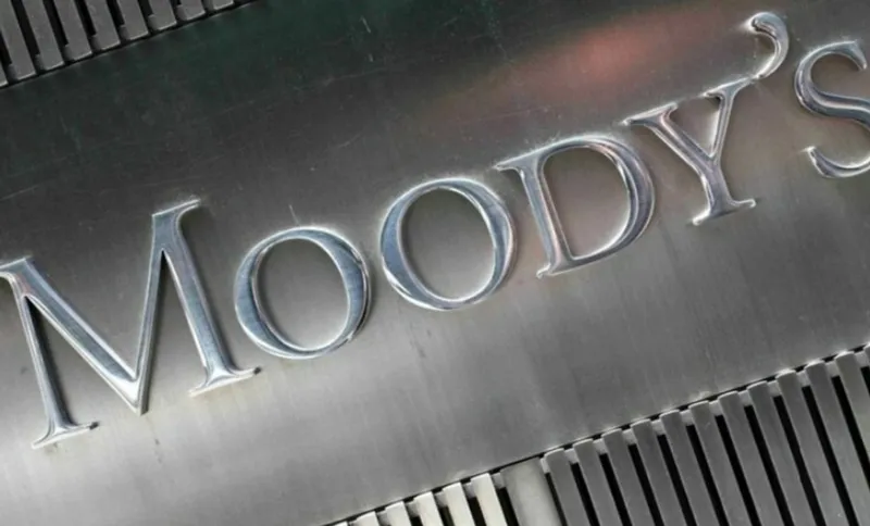 Bajó Moody's calificación de la deuda y modifica la perspectiva de negativa a estable