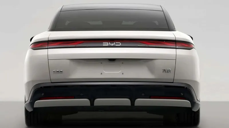 1.008 km de autonomía eléctrica y hasta 764 CV: BYD presenta su candidatura para acabar con los mejores BMW, Audi y Mercedes