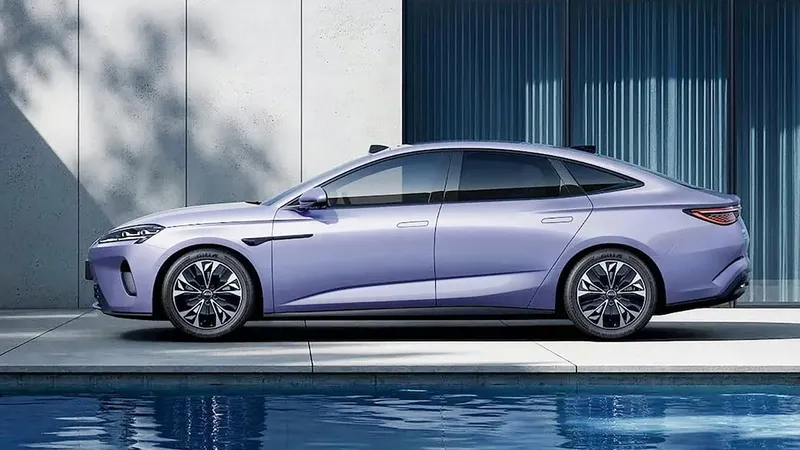 BYD demuestra ser imparable: lanzó un sedán eléctrico en marzo y ya tiene listo un sucesor con más de 5 metros, 408 CV y 718 km de autonomía