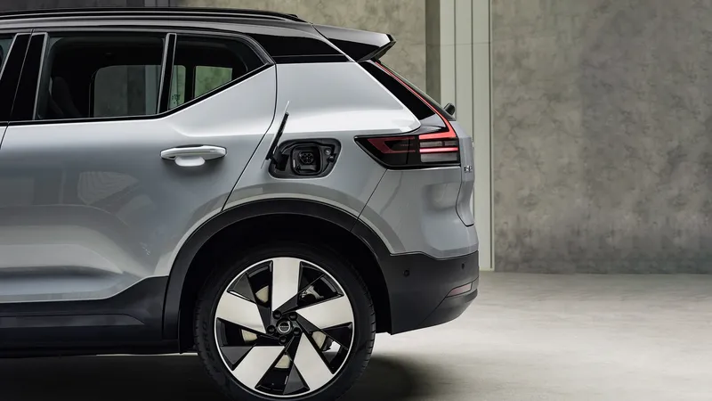 Más barato que el EX60 (que ya ha vendido 50.000 coches) y como sustituto de este otro SUV: Volvo prepara un ‘golpe sobre la mesa’ para 2027