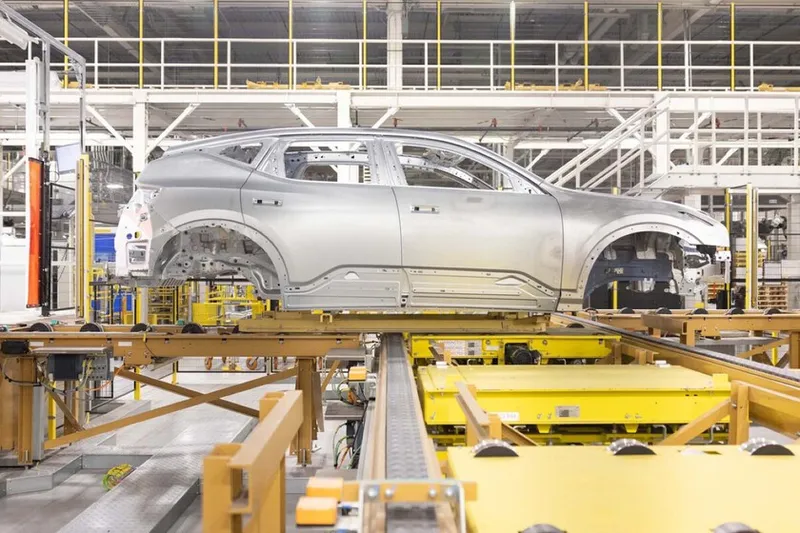 La cuenta atrás ha comenzado: la industria automovilística en EEUU tiene cuatro años para dejar de depender de los chips chinos