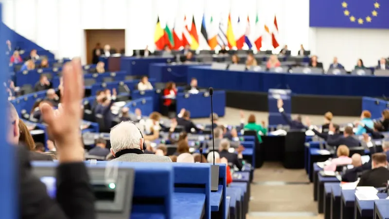 Curiosamente los motores de combustión ahora sí tienen cabida en los planes de la Comisión Europea y la incertidumbre es caótica