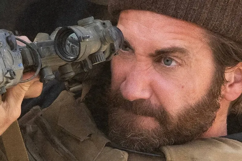 El thriller bélico 82/100 de Guy Ritchie con Jake Gyllenhaal que conquistó Prime Video… pero se mereció más en cines