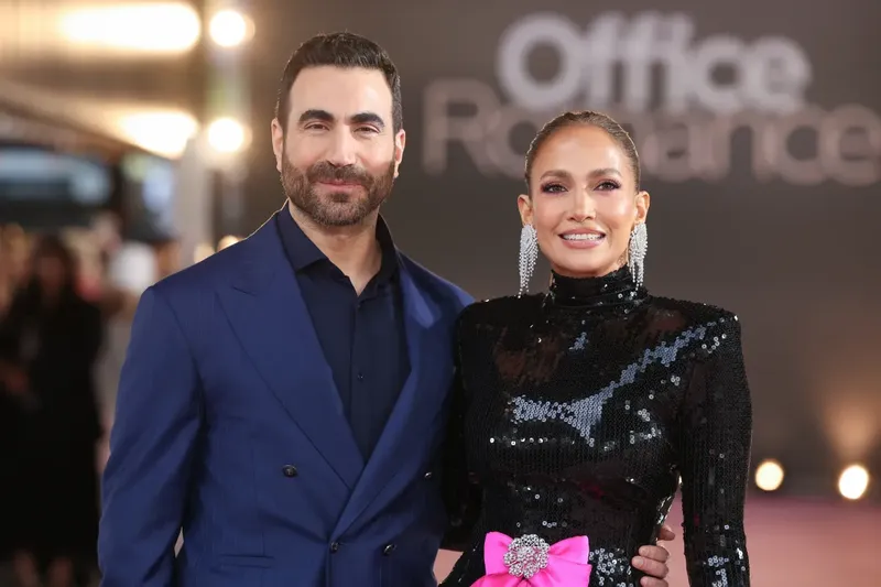 Jennifer Lopez y Brett Goldstein desataron rumores de romance tras una salida
