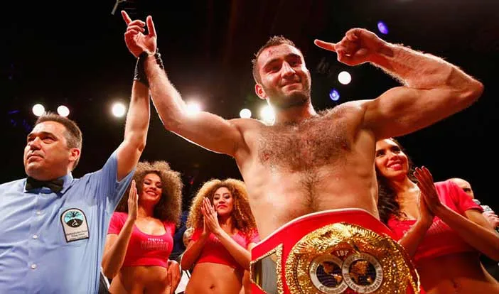 Murat Gassiev retiene ante Peter Kadiru