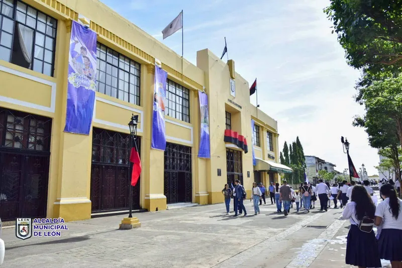 León recibe septiembre con renovada imagen patriótica y actos conmemorativos