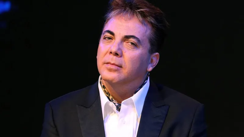 Cristian Castro termina la prepa a los 51 y PRESUME pase reglamentado a la UNAM en plena polémica