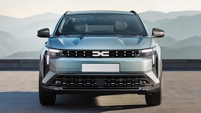Declaración 'de guerra’ a las marcas chinas: Dacia prepara un nuevo SUV electrificado ‘barato’ y un Sandero eléctrico de 20.000€