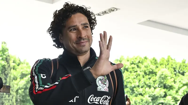 Guillermo Ochoa podría jugar otro Mundial, según Adrían Chávez