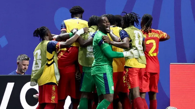3-1: Wissa ruge a tiempo y mete al Congo en unos históricos dieciseisavos