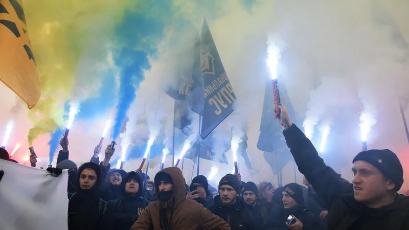 "No hay diferencia moral entre las SS y la UPA*": eurodiputada polaca calificada de "xenófoba" por Kiev tras romper la bandera nazi