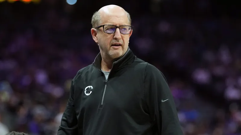 Jeff Van Gundy, cerca del banquillo de los Blazers