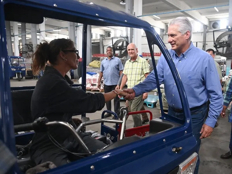 Visita presidente cubano empresa productora de vehículos eléctricos