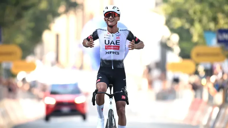 El mexicano Isaac del Toro hace historia en el Tour de Francia: conquista el tercer lugar