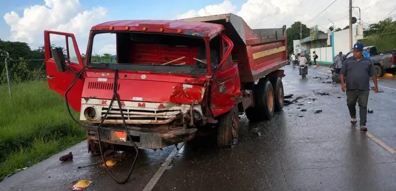 Óscar David Alcántara sobrevive choque entre camioneta y volquete en Bilwi
