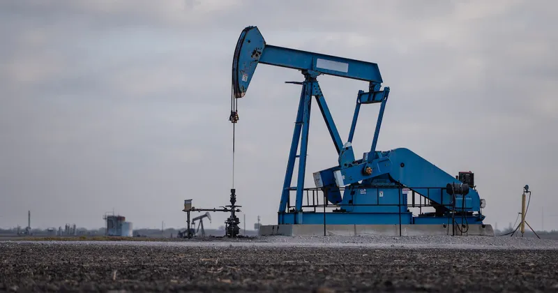 El petróleo abre la semana al alza, mientras persisten las tensiones entre EE.UU. e Irán