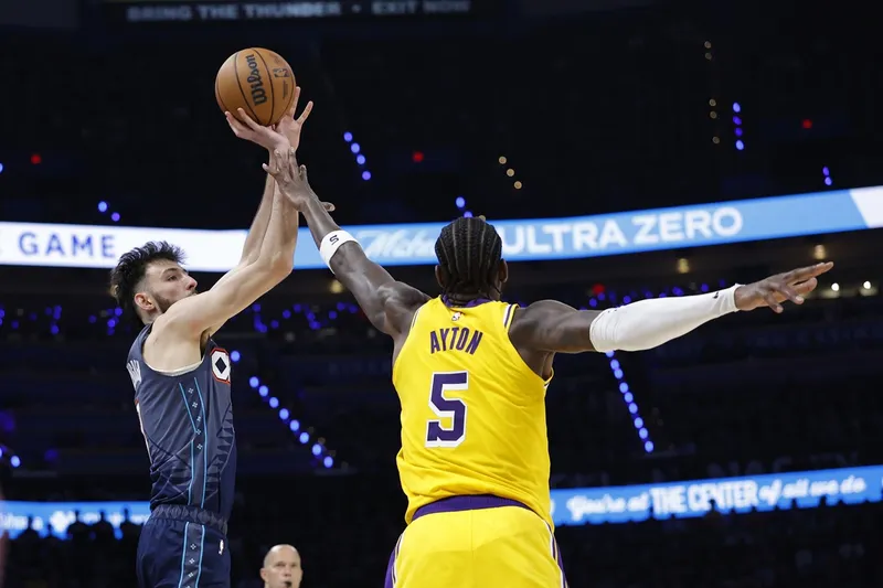 DeAndre Ayton sigue en los Lakers