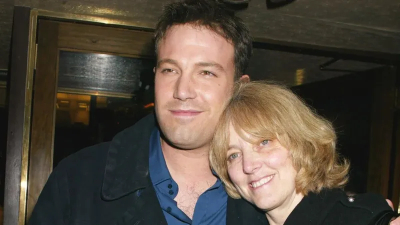 Ben Affleck rompe el silencio sobre la muerte de sus padres y se deshace en halagos al hablar de su madre