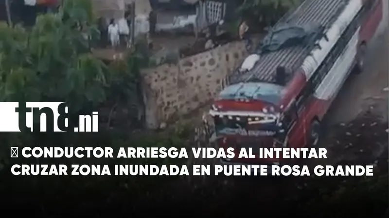 Conductor arriesga vidas y queda varado tras cruzar zona inundada en puente Rosa Grande