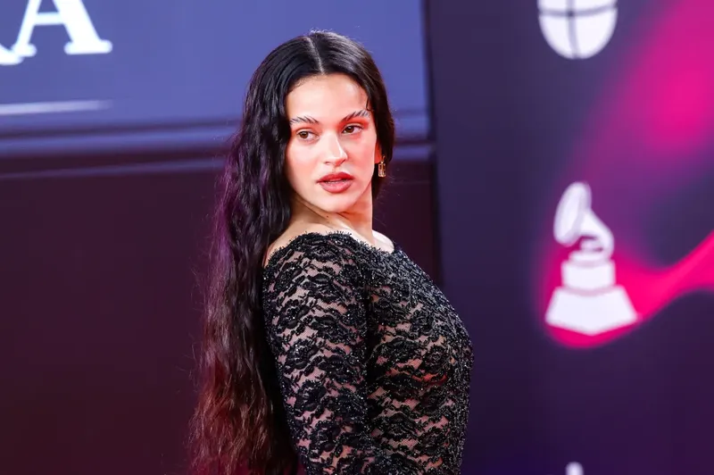 Rosalía lanza indirecta sobre su ruptura con Rauw Alejandro en pleno concierto