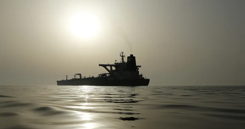 Petroleros apagan sus luces para pasar por Ormuz y amortiguar el alza de precios del crudo