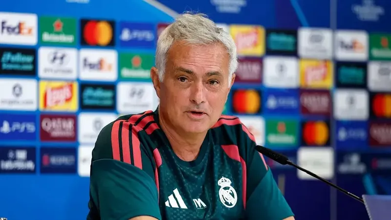 Mourinho y el arbitraje ante el Villarreal: "Os invito a que veáis el primer minuto del partido"