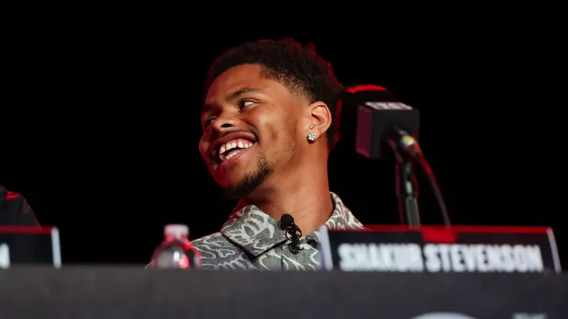 Shakur Stevenson separa camino de Dana White