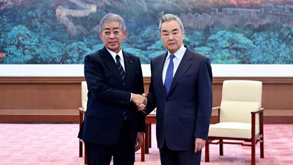 El canciller chino, Wang Yi, se reúne con Takeshi Iwaya, exministro de Exteriores japonés