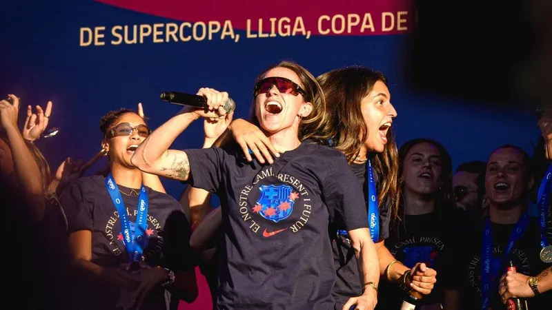 Emoción en la fiesta de las campeonas: la afición también pide a Mapi y Ona que sigan