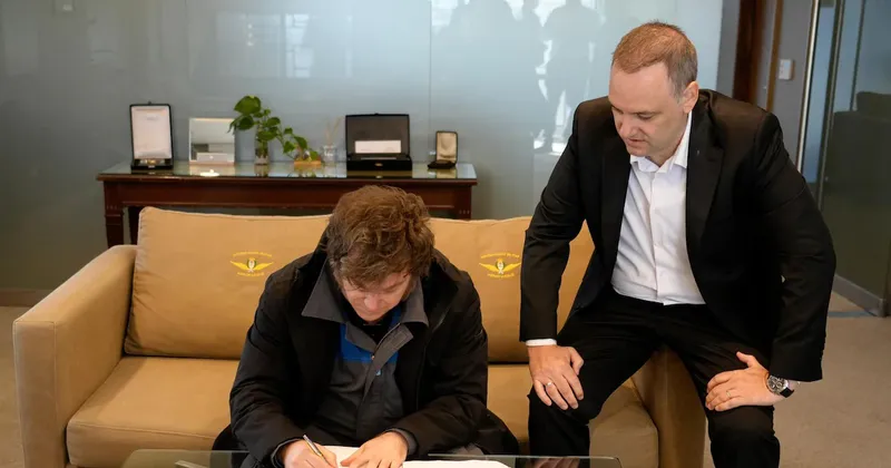 El jefe de gabinete de Milei afirma ser el inversor en criptomonedas que nadie esperaba