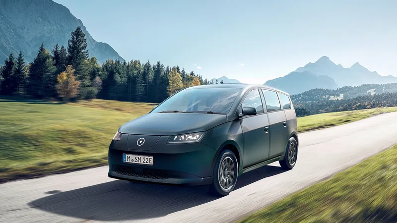 Ya es definitiva la quiebra de la empresa que creó el coche eléctrico solar 'definitivo' que ahora cesa su actividad y vende todos sus activos